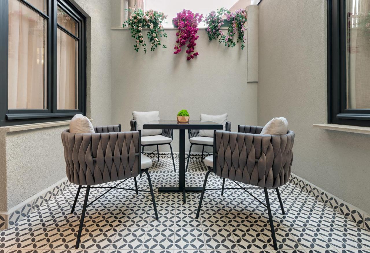Gleam Collection Hotel Provincia di Provincia di Istanbul Esterno foto A balcony in a house