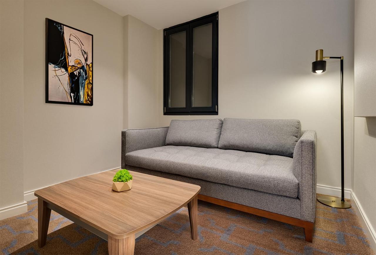Gleam Collection Hotel Provincia di Provincia di Istanbul Esterno foto A living room with a sofa