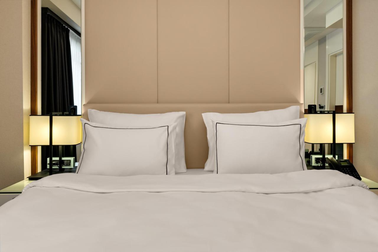 Gleam Collection Hotel Provincia di Provincia di Istanbul Esterno foto A bed with two pillows